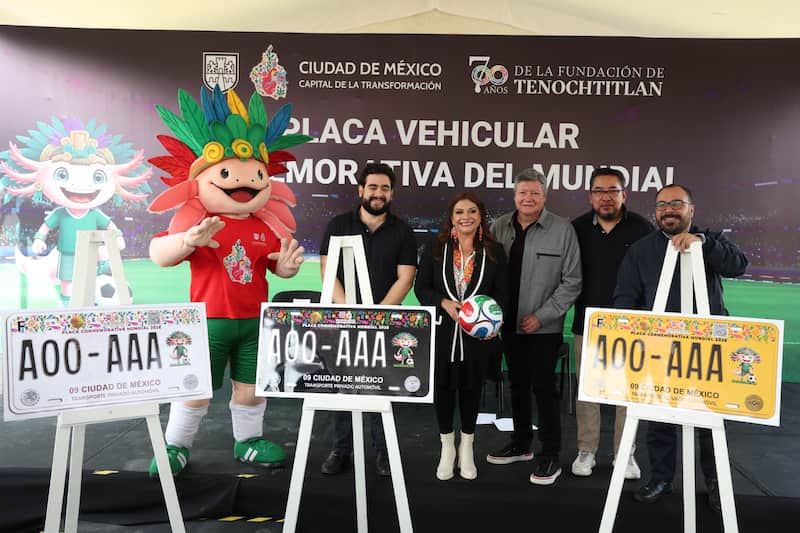 La Jefa de Gobierno de la Ciudad de México, Clara Brugada, lanzó una nueva matrícula especial de $1,500 pesos por el Mundial 2026. Imagen de las 3 placas conmemorativas
