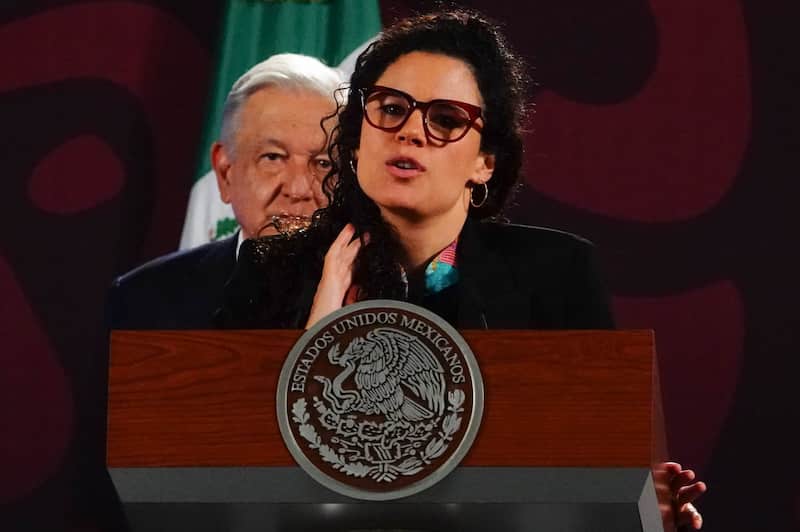 La dirigente de Morena presumió una encuesta Luisa María Alcalde y AMLO en una conferencia