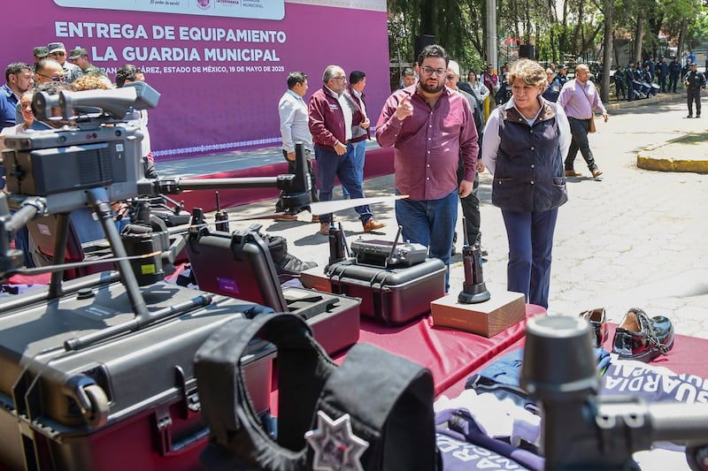 Delfina Gómez entrega patrullas