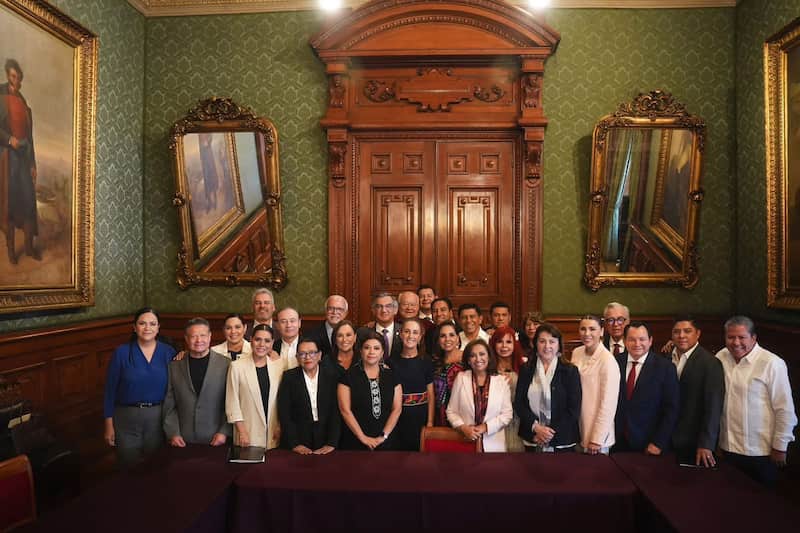 La presidenta Claudia Sheinbaum y gobernadores adscritos al IMSS-Bienestar Claudia Sheibaum rodeada de gobernadores de Morena de pie tras una reunión en Palacio Nacional