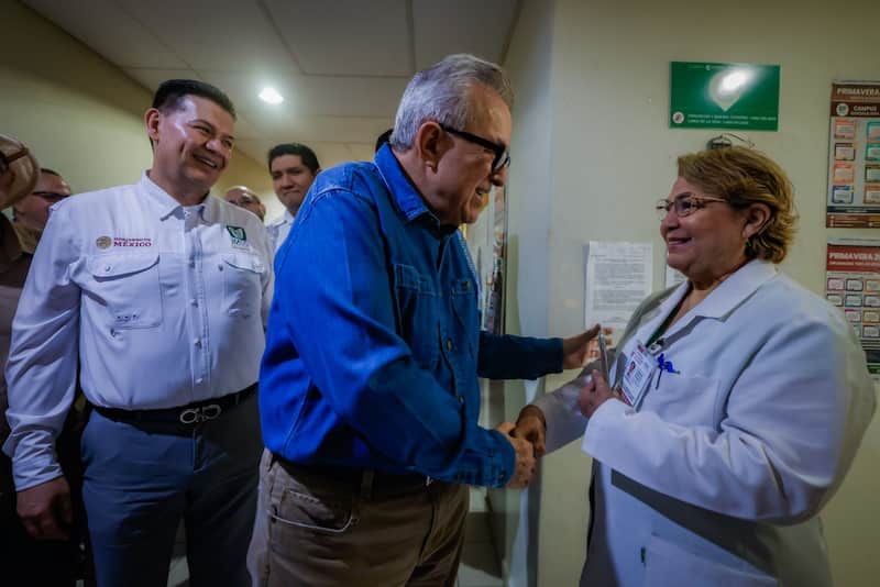 El gobernador de Sinaloa, Rubén Rocha Moya. Rubén Rocha Moya saludando a una trabajadora del sector salud.