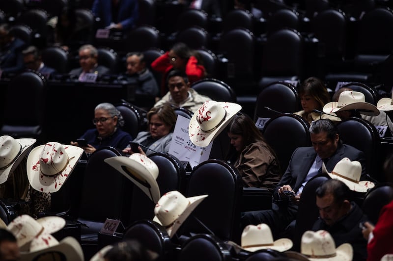 Curules del PRI con sombreros manchados de 'sangre'. Curules PRI