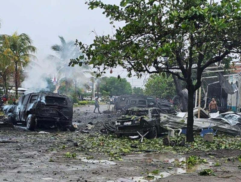 COAHUAYANA, MICHOACÁN, 07DICIEMBRE2025.- Ayer se registró un ataque con un carro bomba en las instalaciones de la Policía Comunitaria, el cual dejó cinco personas muertas y doce heridas, así lo confirmo la FGR. La fiscalía anunció que se inició una investigación para determinar su el ataque fue obra del crimen organizado que impera en la zona. La explosión provocó severos daños en al menos diez inmuebles, varios locales comerciales, así como una decena de vehículos que se encontraban estacionado en la zona. FOTO: CUARTOSCURO.COM Explosión Michoacan