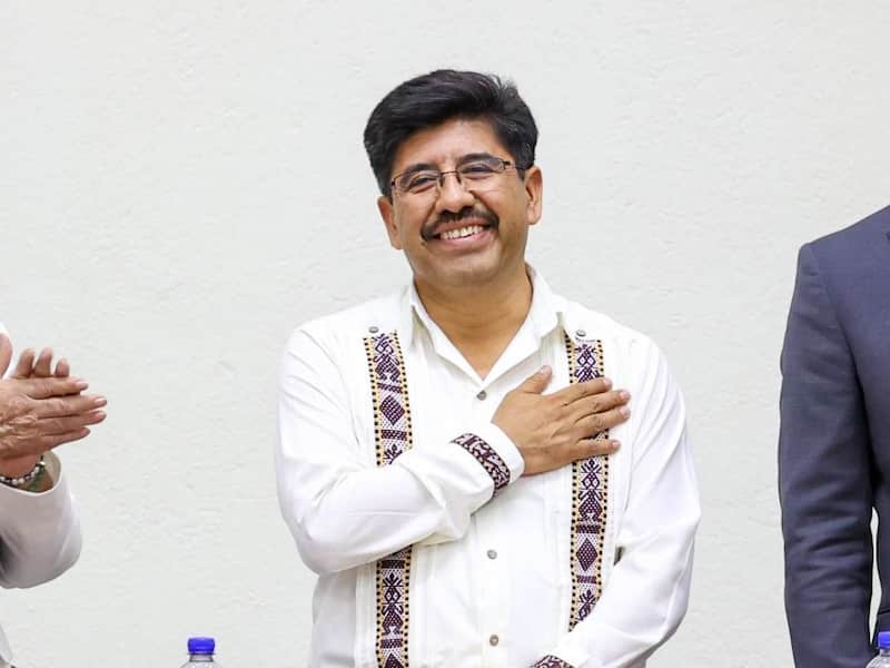 Hugo Aguilar Ortiz, ministro electo de la Suprema Corte. Hugo Aguilar sonriendo y tocándose el pecho como gesto de agradecimiento.
