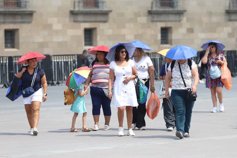 Continuará la onda de calor en el país Mexicanos caminando durante la onda de calor