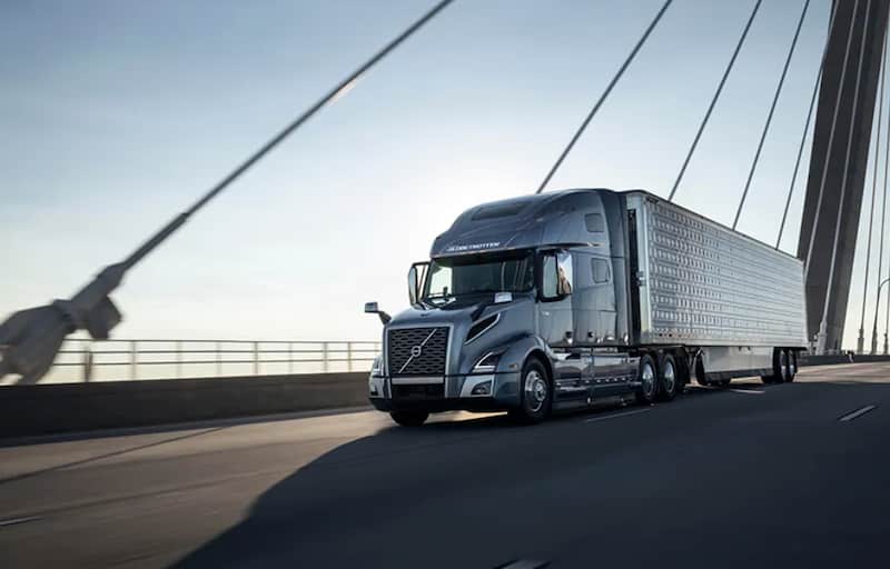 Volvo Trucks MX Un camión de carga de Volvo circulando en una carretera