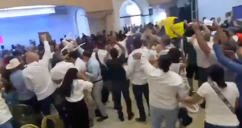 El senador Raúl Morón encabezó un mitin que terminó en sillazos y protestas. El senador Raúl Morón encabezó un mitin que terminó en sillazos y protestas.