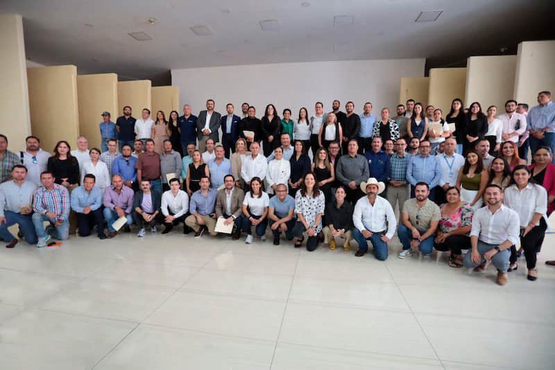 Alberto Esquer Gutiérrez, Jefe de Gabinete del Gobierno de Jalisco Alberto Esquer se toma foto con alcaldes y personal de los municipios