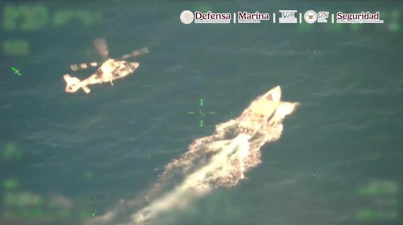 Operativo de la Secretaría de Marina en Baja California Sur. La Semar detuvo a 9 personas en la zona marítima de Cabo San Lucas.