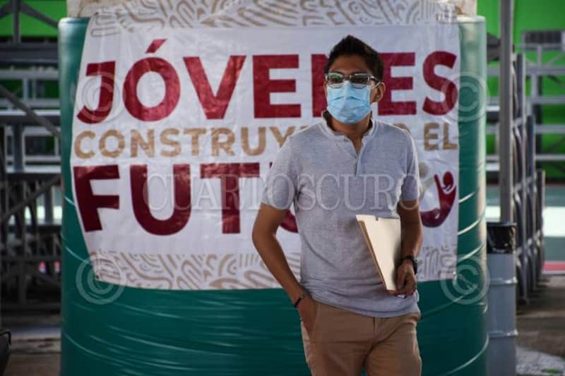 CAMPECHE, CAMPECHE, 31AGOSTO2022.- Beneficiarios del Programa de Bienestar Jóvenes Construyendo el Futuro recibieron su tarjeta con la que iniciaran su cobro como parte del programa de apoyo mensual de $5,258 pesos. Imágen de un jóven con un folder beige en el programa Jóvenes Construyendo el Futuro.