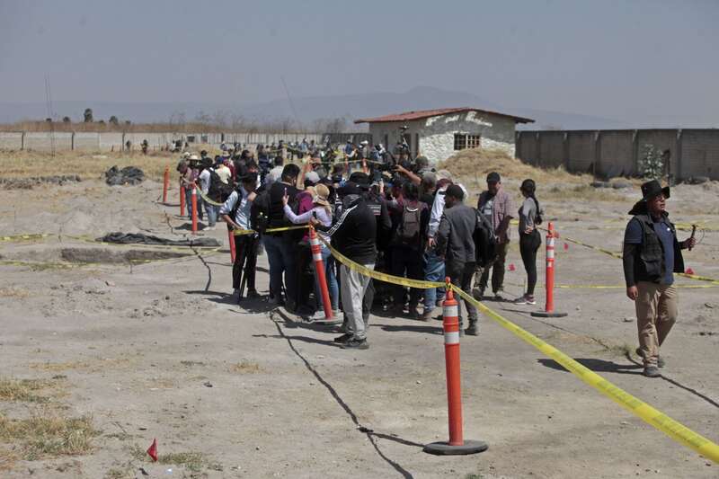 Rancho Izaguirre, Teuchitlán, Jalisco. La Fiscalía General de la República y la Fiscalía General del Estado, encabezaron un recorrido para medios de comunicación por el Rancho Izaguirre en el poblado de la Estanzuela, en donde el pasado 5 de Marzo el colectivo Guerreros Buscadores realizaron el hallazgo de un crematorio clandestino así como un campo de adiestramiento y exterminio, también se localizaron restos humanos y pertenecías personales de las victimas.