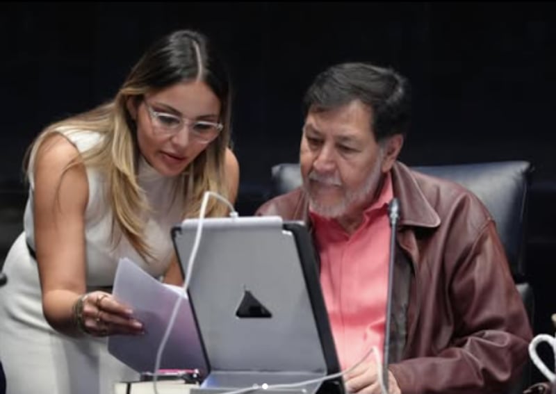Gerardo Fernández Noroña y Paola Becerra