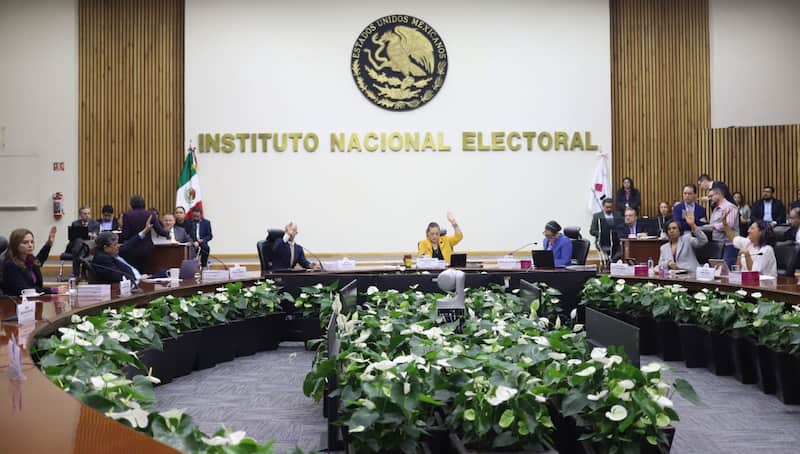 El INE impuso una sanción millonaria a Morena por omitir reporte de gastos en las elecciones del 2024 Consejo General del INE durante sesión