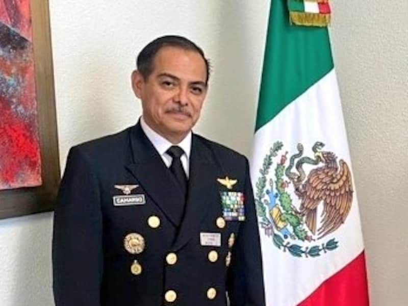 Según Reforma, el vicealmirante Salvador Camargo permitió la entrada de 20 buques con hidrocarburo y aún no cuenta con orden de aprehensión. Imagen del vicealmirante Salvador Camargo y de Carlos Candelaria.