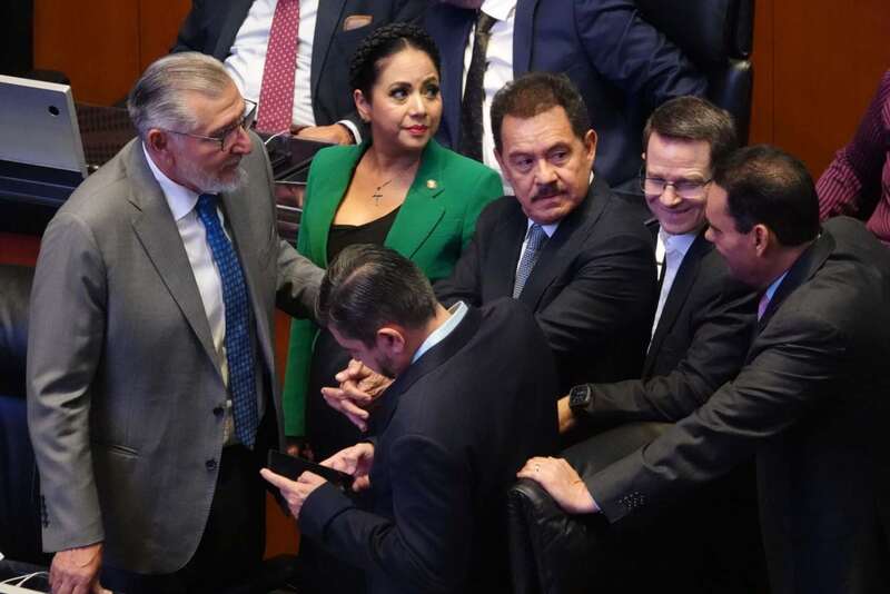 Adán Augusto, Ignacio Mier y Ricardo Anaya. La senadores Adán Augusto, Ignacio Mier y Ricardo Anaya conversaron durante la Sesión Ordinaria en el Senado de la República.