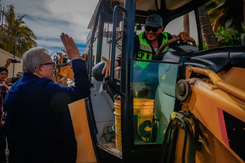 Gobernador de Sinaloa, Rubén Rocha Moya El morenista estuvo en la pavimentación de una avenida