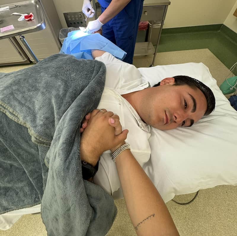 Manuel Guerra Cavazos, alcalde de García, Nuevo León. Manuel Guerra Carvazos recibiendo atención médica en un hospital.