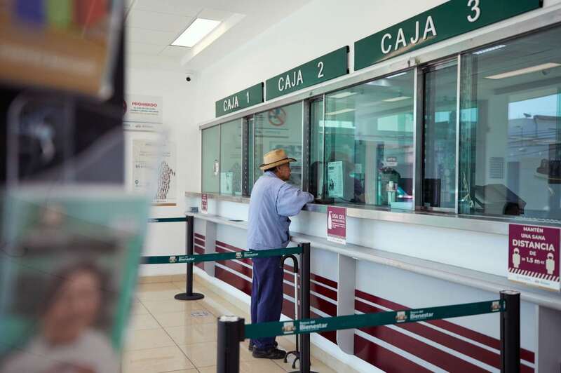 CIUDAD DE MÉXICO, 12JUNIO2024.- El Banco del Bienestar recibió la calificación de depósito de largo plazo AAA.mx que emite Moody’s Ratings, la mayor en su escala nacional, debido principalmente a su papel como el único banco de desarrollo que tiene como objetivo servir de banca social y contribuir a la inclusión financiera, impulsando el ahorro y la inversión para los mexicanos con difícil acceso a servicios financieros.
FOTO: PRENSA SHCP/CUARTOSCURO.COM Persona en una ventanilla del Banco del Bienestar