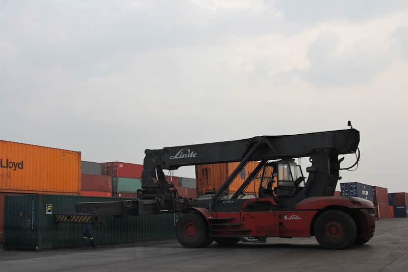 Aspectos de contenedores industriales. China y EUA están en distintos polos de la balanza comercial.