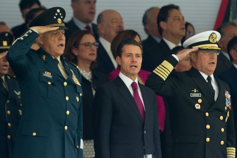 Peña Nieto, el general Cienfuegos y el almirante Vidal Francisco Soberón Sanz.