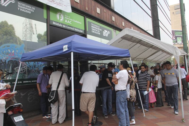 Centenares de personas hacen filas en las oficinas de de la Tesorería