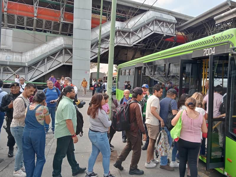 La línea B suspende su servicio de algunas estaciones hasta nuevo aviso Usuarios desalojados de la Línea B del metro utilizan el servicio provicional de RTP