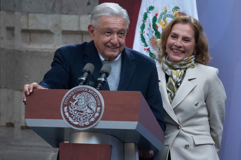 La escritora no vive con el expresidente López Obrador AMLO y su esposa en un evento oficial