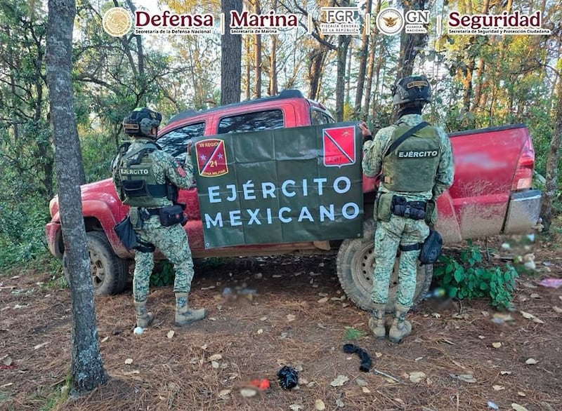 soldados frente a camioneta