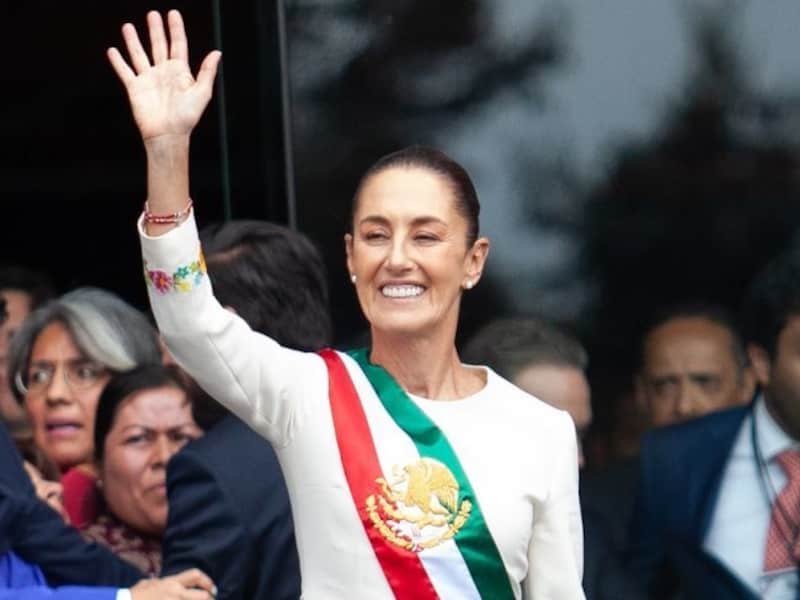 Claudia Sheinbaum Pardo, la primera mujer presidenta de México portando la banda presidencial. Imagen promocional