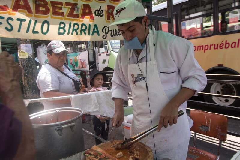 Los puestos de comida informales se encuentran a las afueras de las estaciones del Metro Vendedor de tacos afuera de Metro Tacubaya