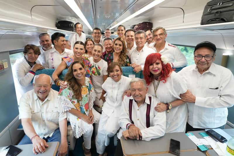 Militantes de Morena. Claudia Sheinbaum, presidenta de México, en compañía de su esposo Jesús María Tarriba; Andrés Manuel López Obrador, expresidente de México, y los gobernadores: Delfina Gómez (Estado de México); Salomón Jara (Oaxaca); Alfredo Ramírez Bedolla, Michoacán; Víctor Manuel Castro (Baja California Sur); Marina del Pilar (Baja California); María Elena Lezama (Quintana Roo); Cuitláhuac García (exgobernador de Veracruz); Rocío Nahle (gobernadora de Veracruz); Sergio Salomón (Puebla); Julio Menchaca (Hidalgo); Evelyn Salgado (Guerrero); Indira Vizcaíno (Colima); Esteban Alejandro Villegas (Durango); Rutilio Escandón (Chiapas); Américo Villarreal (Tamaulipas); Layda Sansores (Campeche), durante su viaje en el tren maya en el tramo de Cancún a Chichén Itzá.