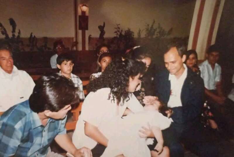 Fotos inéditas del papa León XIV Robert Prevost, cuando era sacerdote bautizando a un bebé