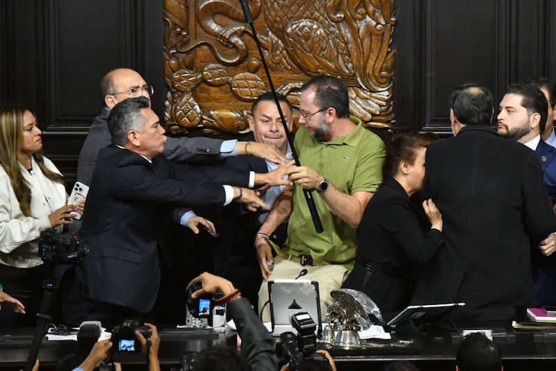 Pelea en Senado