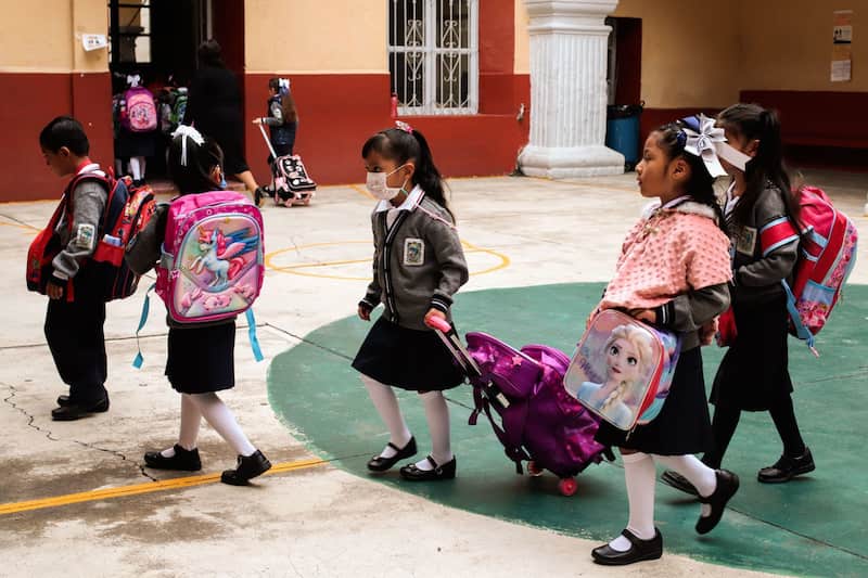 Antes de las vacaciones de verano, la sep tendrá un mega puente, aquí te decimos cuándo alumnos de primaria en el patio de su escuela