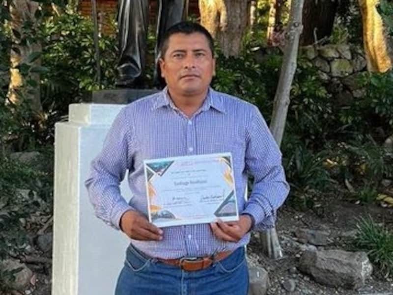 Mario Hernández García, alcalde de Santiago Amoltepec. Hernández García sosteniendo un documento con sus manos.