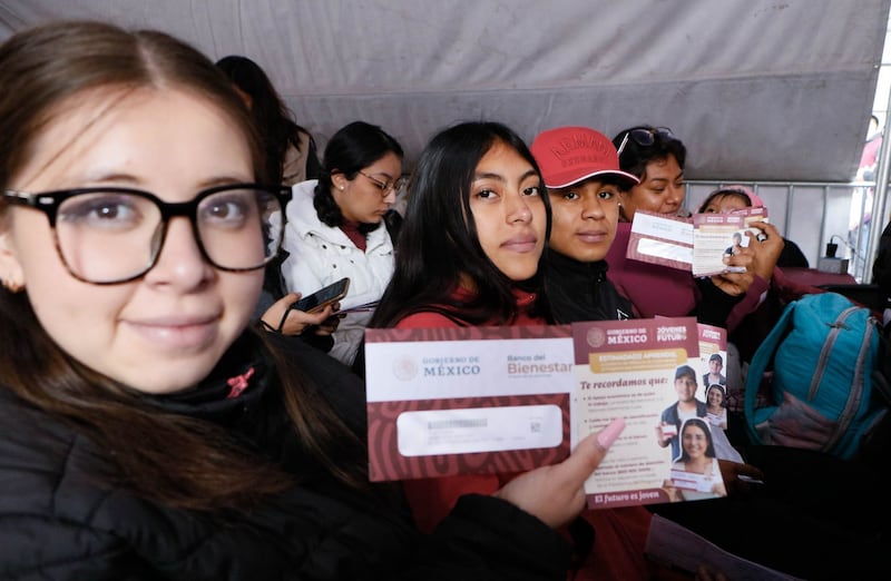 jovenes-reciben-jcf