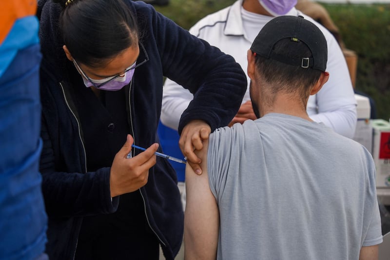 TOLUCA, ESTADO DE MÉXICO, 26NOVIEMBRE2025.- De manera conjunta la UAEMÉX y la Secretaría de Salud estatal llevaron a cabo en Toluca la Mega Jornada de Vacunación, teniendo como sede en el Estadio de Fútbol Americano “Lic. Juan Josafat Pichardo Cruz”, se aplicaron vacunas de Influenza, COVID-19, Neumococo, BCG, Sarampión y Tétanos a personas de todas las edades. FOTO: CRISANTA ESPINOSA AGUILAR/CUARTOSCURO.COM Sarampión