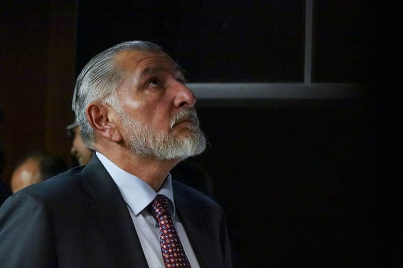 Adán Augusto López, coordinador de la bancada de Morena en el Senado. Adán Augusto esperando un elevador para incorporarse a la sesión ordinaria en la que se aprobó la Estrategia Nacional de Seguridad Pública 2024-2030.