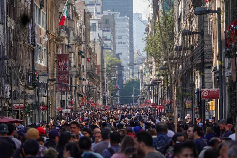 Inflación y empleo son algunas de las preocupaciones de los mexicanos Personas en el centro de la cdmx