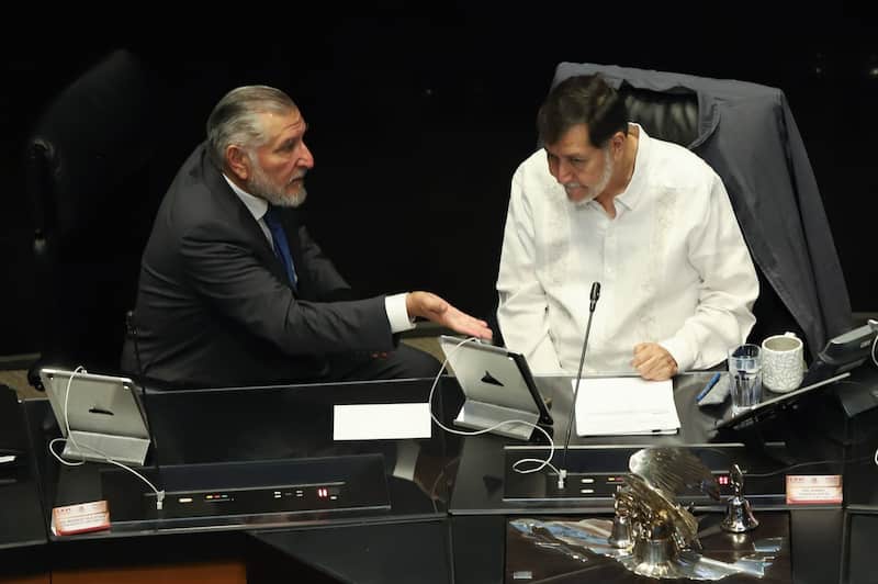 El senador de Morena, Adán Augusto López, dialoga con el presidente de la Mesa Directiva del Senado, Gerardo Fernández Noroña. El senador de Morena, Adán Augusto López, dialoga con el presidente de la Mesa Directiva del Senado, Gerardo Fernández Noroña.