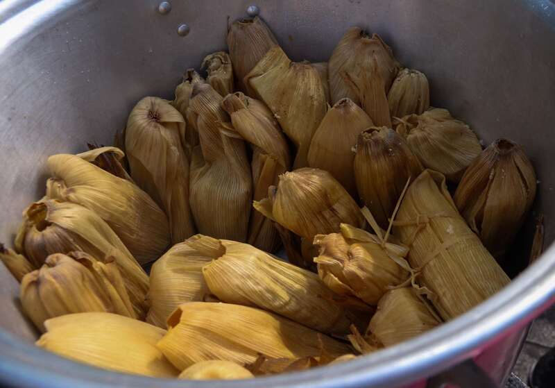 Los tamales son un platillo tradicional mexicano En febrero se acostumbra comer tamales por el Día de la Candelaria