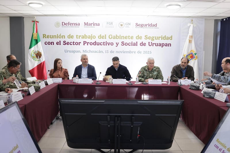 Reunión de trabajo del Gabinete de Seguridad con el sector productivo y social de Uruapan, en el marco del Plan Michoacán por la Paz y la Justicia, junto a Ricardo Trevilla, secretario de la Defensa Nacional; y Omar García Harfuch, secretario de Seguridad y Protección Ciudadano. Gabinete de Seguridad