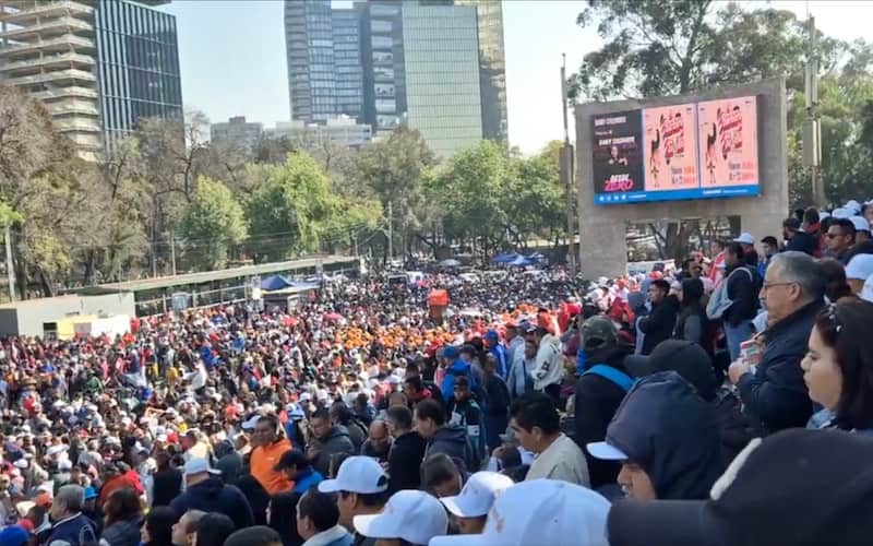 Morenistas esperando afuera del Auditorio Nacional por el informe de Clara Brugada La jefa de Gobierno dará su informe sobre los primeros 100 días de gobierno