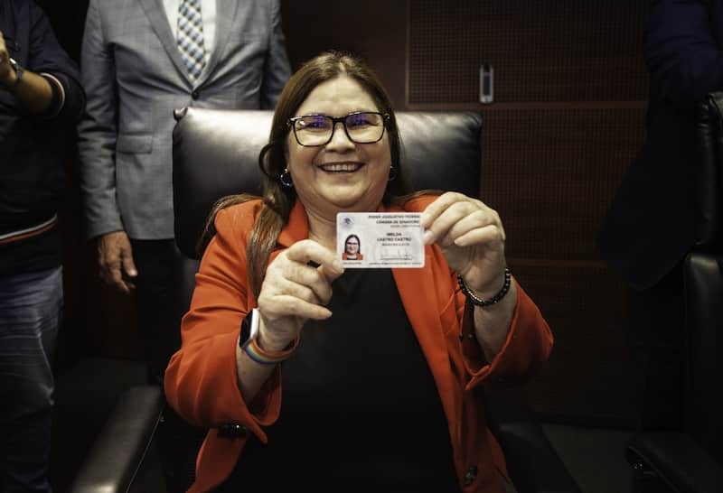 CIUDAD DE MÉXICO, 20AGOSTO2024.-Imelda Castro Castro, acude por su credencial que la acredita como senadora y pasa lista ficticia durante recorrido por el pleno de la Cámara de Senadores. Imágen