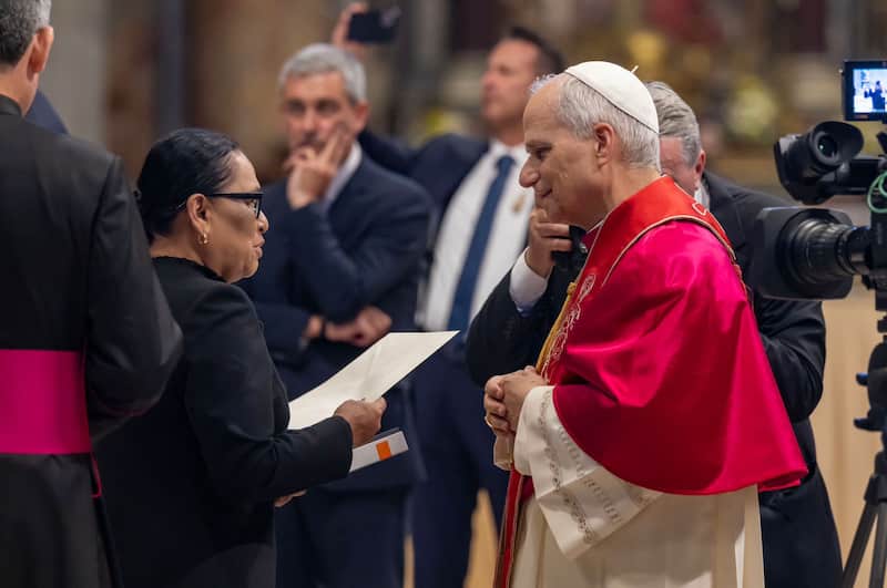 La secretaria de Gobernación, Rosa Icela Rodríguez, y el papa León XIV. Rosa Icela entregando una carta al papa León XIV.