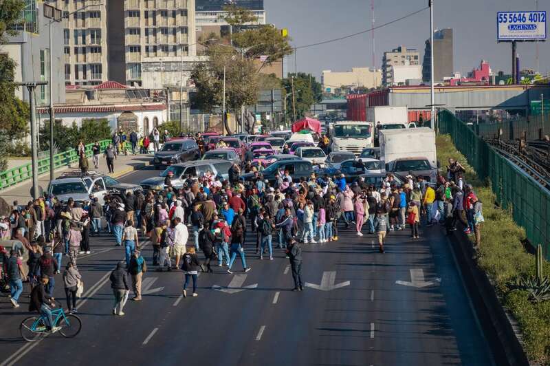 Comerciantes manifestándose en vialidades de la capital. Los inconformes piden modificar los nuevos lineamientos para la operación de mercados.