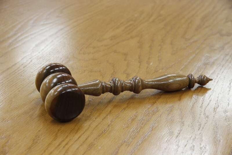 Las mujeres en el Poder Judicial podrían contribuir a tener una justicia más sensible. Un mazo de juez sobre un escritorio