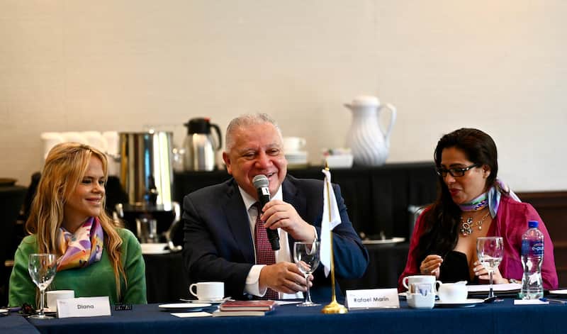 El titular de la Agencia Nacional de Aduanas de México (ANAM) se reunió con la presidenta de la Asociación de Mujeres Aduaneras (AMA) para tratar temas estratégicos para el fortalecimiento del sistema aduanero nacional. Imágen de la reunión