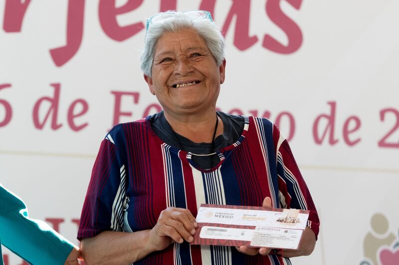 Mujer recibe su Tarjeta del Bienestar