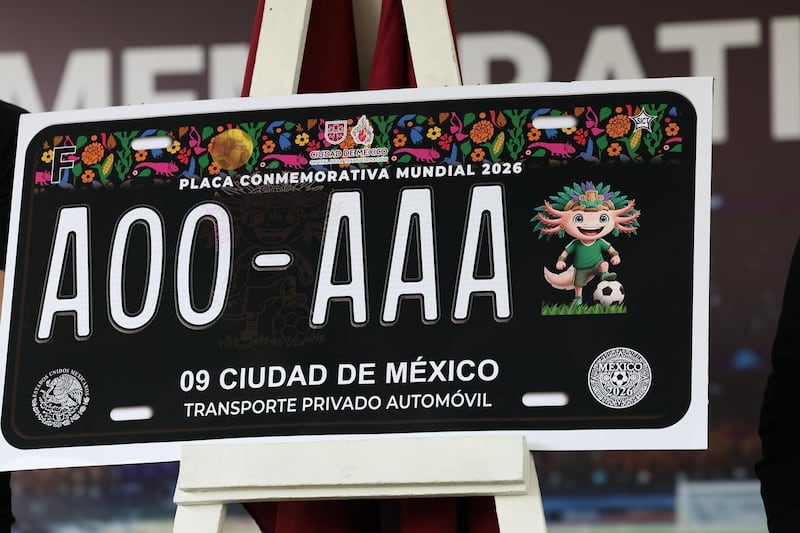 La Jefa de Gobierno de la Ciudad de México, Clara Brugada, lanzó una nueva matrícula especial de $1,500 pesos por el Mundial 2026. Placa Conmemorativa